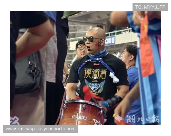 现场氛围:球迷歌声雷动,场内热情高涨!,足球场球迷唱的歌